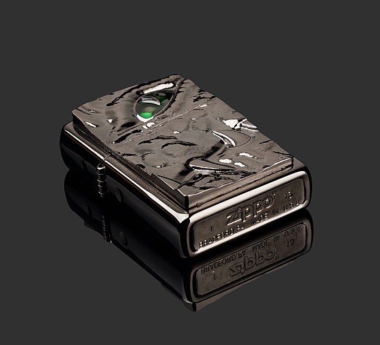 Een Zippo Black ice in de stijl van krokodillenhuid en een groen oog