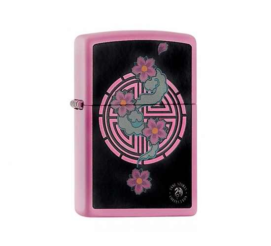 Matte roze Anne Stokes© Zippo met zwarte voorkant, roze labyrint en vier roze bloemen