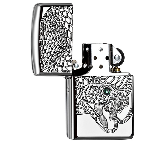 Armor Zippo met Python en een swarovski crystal