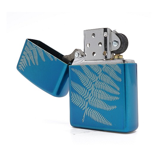 Blauwe zippo gravure blad glans