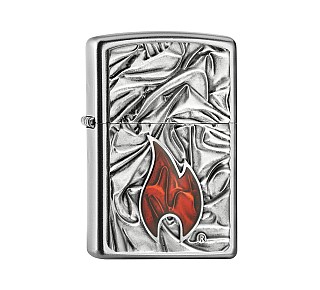 Soft Zippo met geplooid stofdesign en rode vlamembleem in chrome afwerking