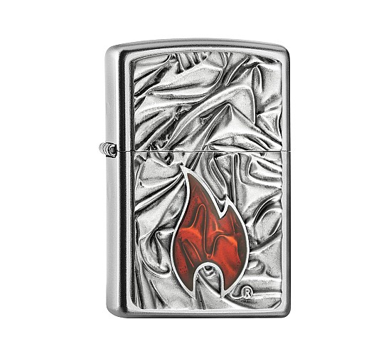 Soft Zippo met geplooid stofdesign en rode vlamembleem in chrome afwerking