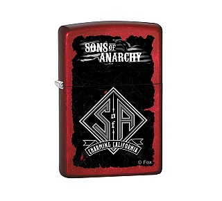Sons of Anarchy™ charming california Zippo aansteker in rood met zwarte print en Street Chrome afwerking
