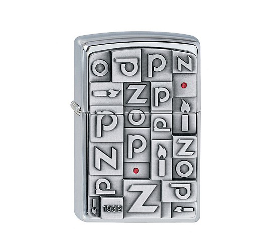 Zippo 1932 Emblem regular aansteker met geborstelde chrome afwerking en reliëf logo met rode kristal accenten