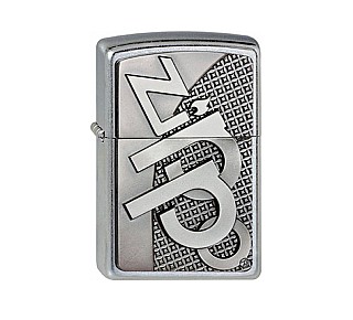 Zippo 3D Emblem Regular aansteker met chromekleurige Street Chrome afwerking en groot 3D zippo embleem