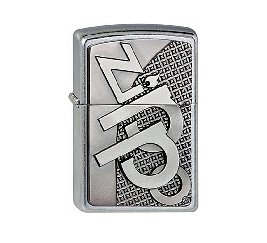 Zippo 3D Emblem Regular aansteker met chromekleurige Street Chrome afwerking en groot 3D zippo embleem