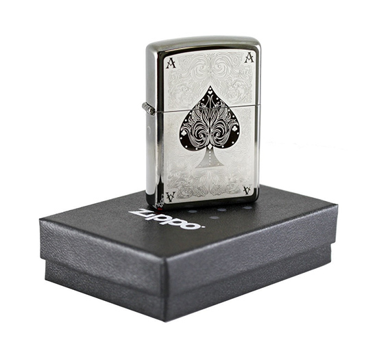 Zippo met Filigree gravure en een schoppen aas
