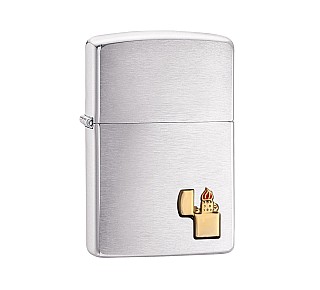 Zippo Brushed emblem regular aansteker met geborstelde chrome afwerking en goudkleurig embleem met rode en oranje vlam