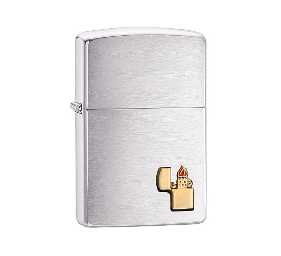 Zippo Brushed emblem regular aansteker met geborstelde chrome afwerking en goudkleurig embleem met rode en oranje vlam