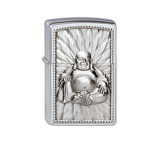 Zippo Buddha aansteker met geborstelde chrome afwerking en embleem met gegraveerde Boeddha en 108 parels patroon