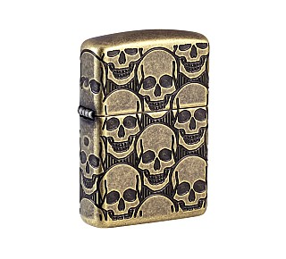 Zippo Cackling Cranium Design aansteker in antieke messing met diep gegraveerde groep grijnzende schedels rondom