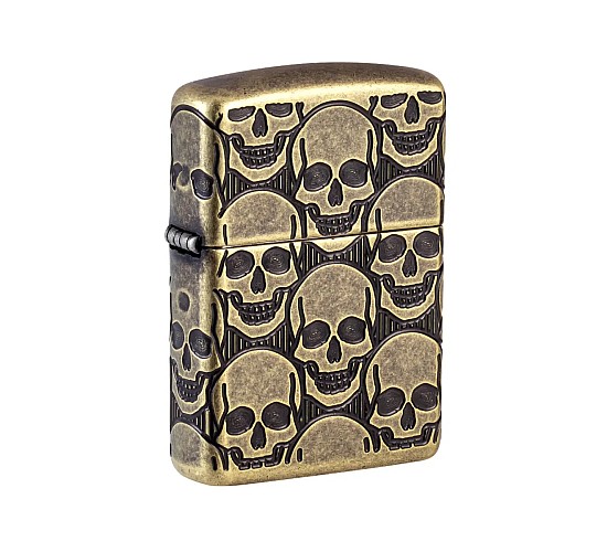 Zippo Cackling Cranium Design aansteker in antieke messing met diep gegraveerde groep grijnzende schedels rondom