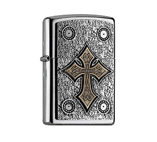 Zippo met Street Chrome afwerking en bronzen Keltisch kruis op chromen embleem