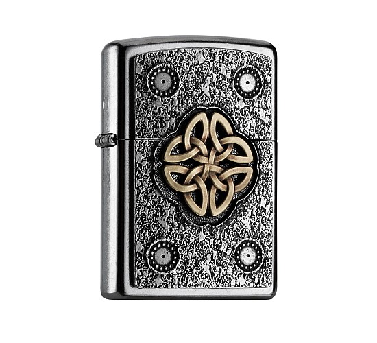 Zippo Celtic knot regular aansteker met street chrome afwerking en bronzen Keltische knoop embleem