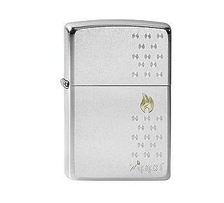Zippo Chimney aansteker in geborstelde chrome met two-tone gravure van een goudkleurig vlam symbool