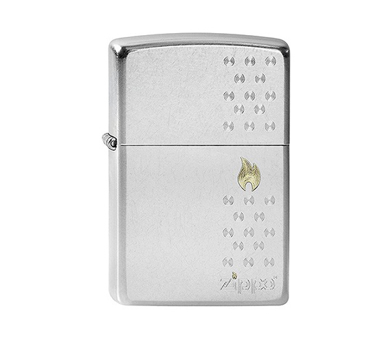Zippo Chimney aansteker in geborstelde chrome met two-tone gravure van een goudkleurig vlam symbool