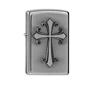 Zippo Cross regular model in chromekleur met satin afwerking en hoogreliëf kruis-embleem