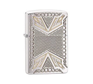 Zippo Dagger Armor model in chromekleur met diepe gravures en gouden accenten, geborstelde afwerking
