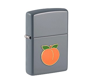 Zippo Foodie Peach met oranje perzik embleem en groene blaadjes op staalgrijze flat color behuizing