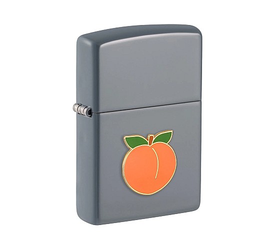 Zippo Foodie Peach met oranje perzik embleem en groene blaadjes op staalgrijze flat color behuizing