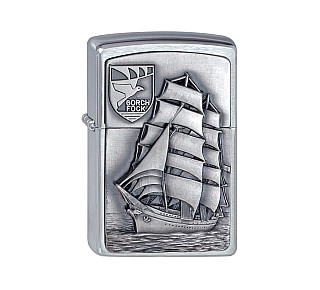 Zippo Gorch Fock emblem aansteker in geborstelde chrome met gedetailleerd reliëf van zeilschip