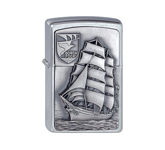 Zippo Gorch Fock emblem aansteker in geborstelde chrome met gedetailleerd reliëf van zeilschip