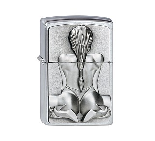 Zippo aansteker met geborstelde chrome afwerking en reliëf embleem van knielende vrouw in string en hoge hakken