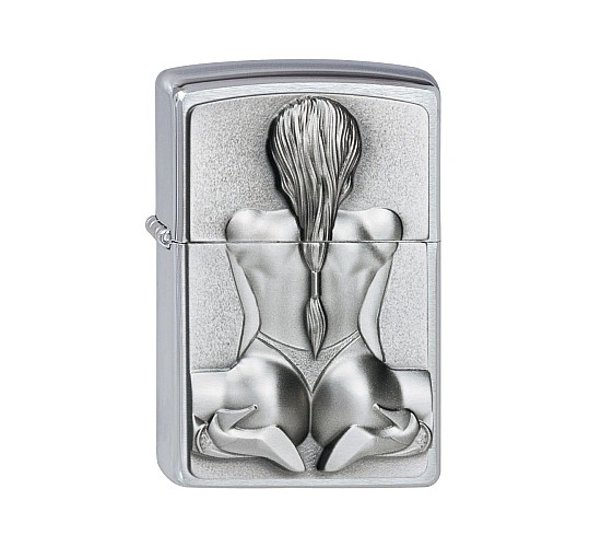Zippo aansteker met geborstelde chrome afwerking en reliëf embleem van knielende vrouw in string en hoge hakken