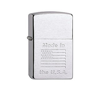 Zippo made in USA met lustre etched gravure, chrome kleur en geborstelde afwerking, zichtbare Amerikaanse vlag en tekst op voorkant
