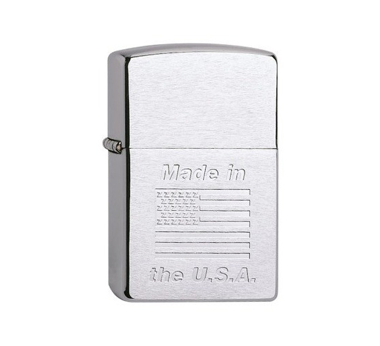 Zippo made in USA met lustre etched gravure, chrome kleur en geborstelde afwerking, zichtbare Amerikaanse vlag en tekst op voorkant