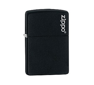 Matte zwarte Zippo aansteker met klein wit Zippo-logo rechtsboven op een zwarte achtergrond