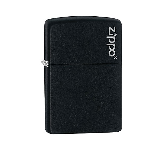 Matte zwarte Zippo aansteker met klein wit Zippo-logo rechtsboven op een zwarte achtergrond