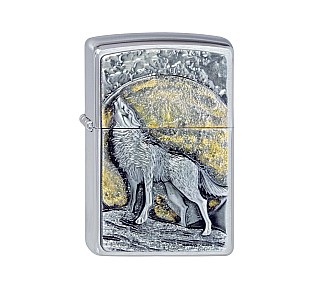 Zippo Moonlight Wolf aansteker in chrome met geborstelde afwerking en reliëf embleem van wolf en gouden maan