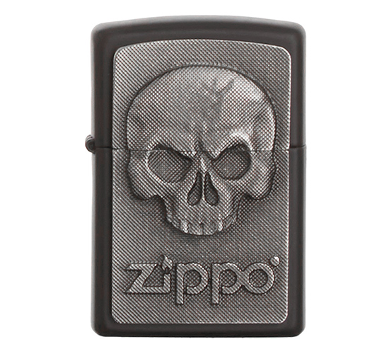 Mat zwarte zippo met voelbaar patroon en een skull embleem
