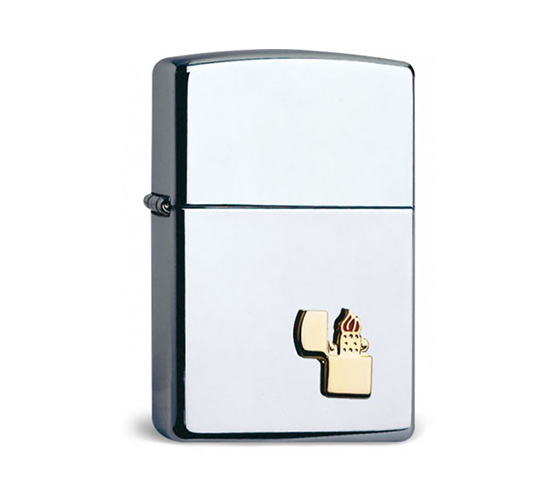 Zippo Polished emblem aansteker met glanzende chrome afwerking en goudkleurig embleem van open aansteker met rode vlam