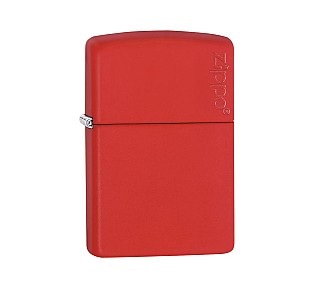 Zippo Regular aansteker in matte rode kleur met Zippo logo rechtsboven op het deksel