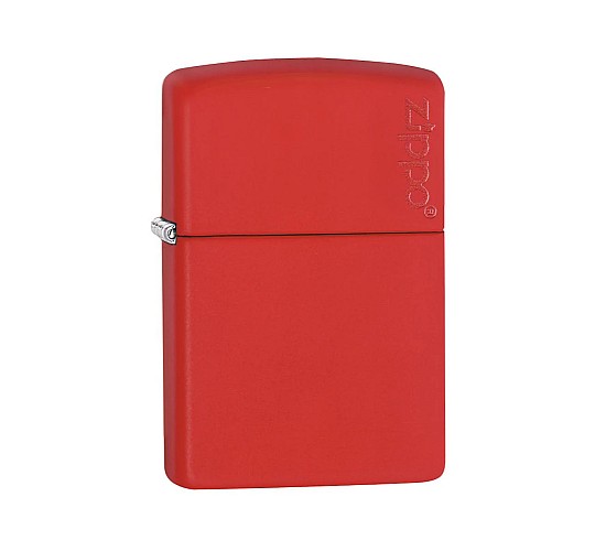 Zippo Regular aansteker in matte rode kleur met Zippo logo rechtsboven op het deksel