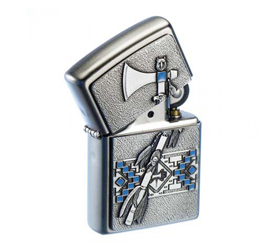 Chrome zippo met een tomahawk en blauwe details