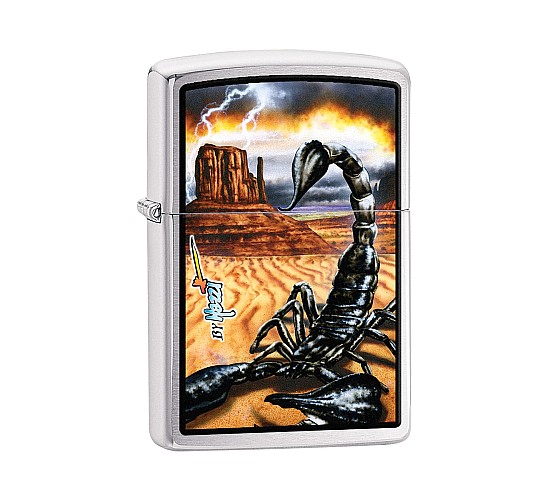 Zippo Mazzi Scorpion aansteker met geborstelde chrome afwerking en print van zwarte schorpioen op woestijnlandschap
