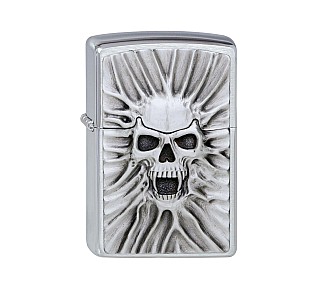 Zippo Scream of Sand emblem met chrome geborstelde afwerking en opvallend reliëf van uitgezakte schedel