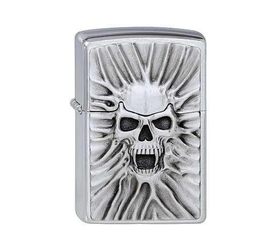 Zippo Scream of Sand emblem met chrome geborstelde afwerking en opvallend reliëf van uitgezakte schedel