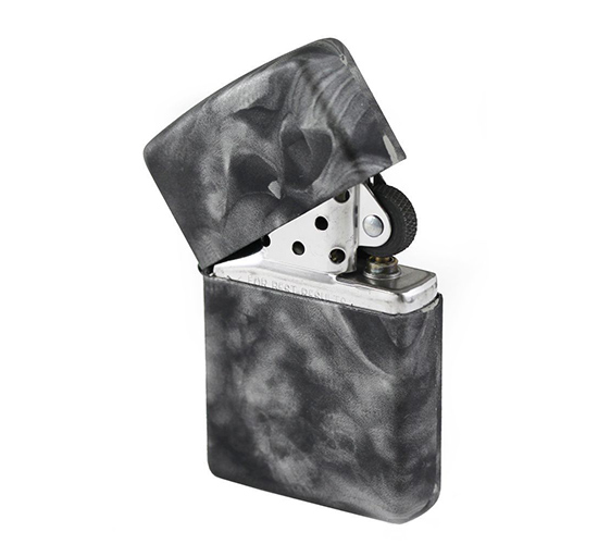 Zwarte softouch zippo met uniek schedel design