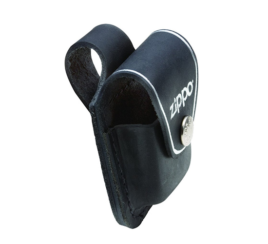 Zwarte pouch voor een zippo gemakkelijk mee te nemen