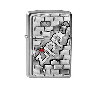 Zippo The Wall aansteker met embleem van stenen muur en Zippo logo op satin Chrome behuizing