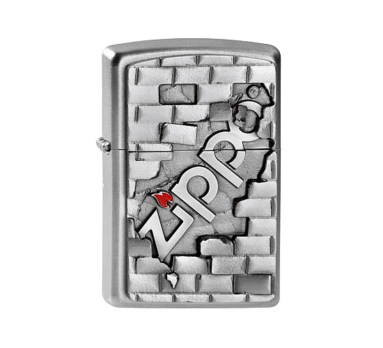 Zippo The Wall aansteker met embleem van stenen muur en Zippo logo op satin Chrome behuizing