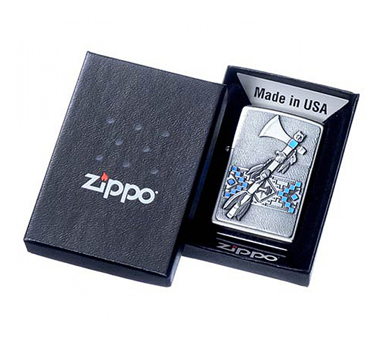 Indiaanse tomahawk op een chromen zippo