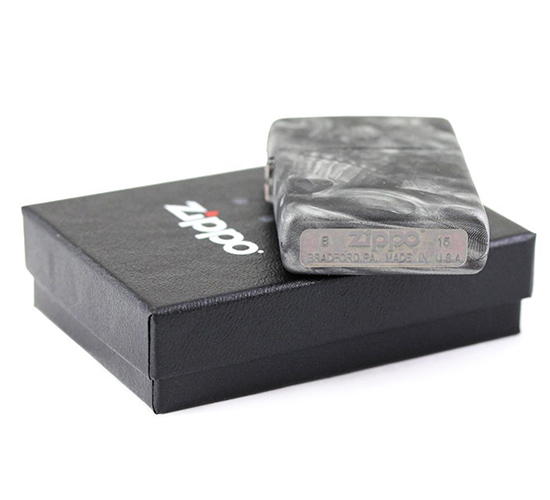 Zippo met rubberachtige feeling en spooky skull design