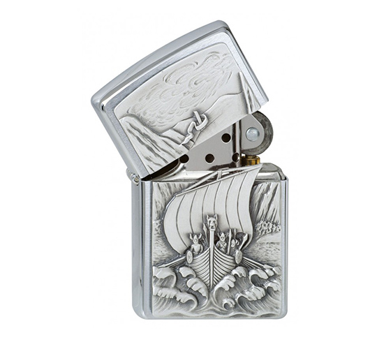 Zippo met een vikingschip op open zee