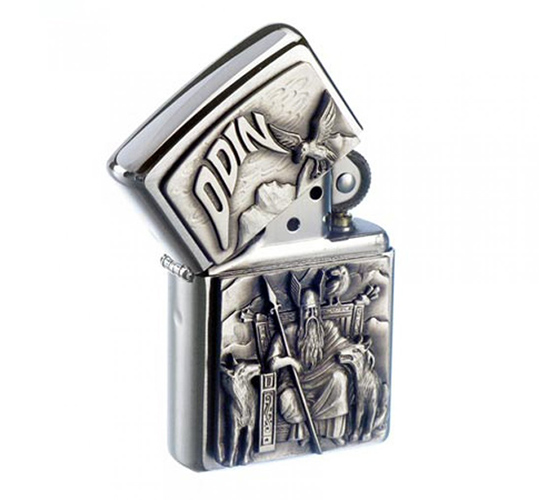 Zippo met oppergod odin op een embleem