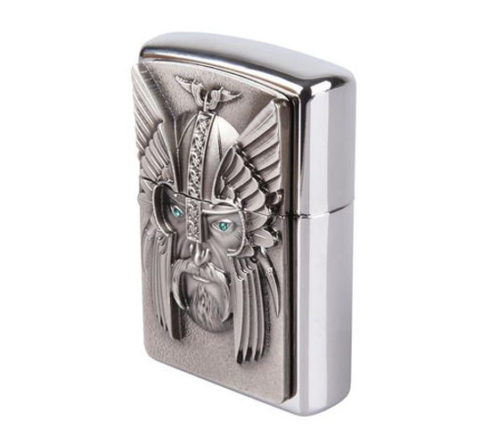 Zippo met viking head embleem en groene ogen